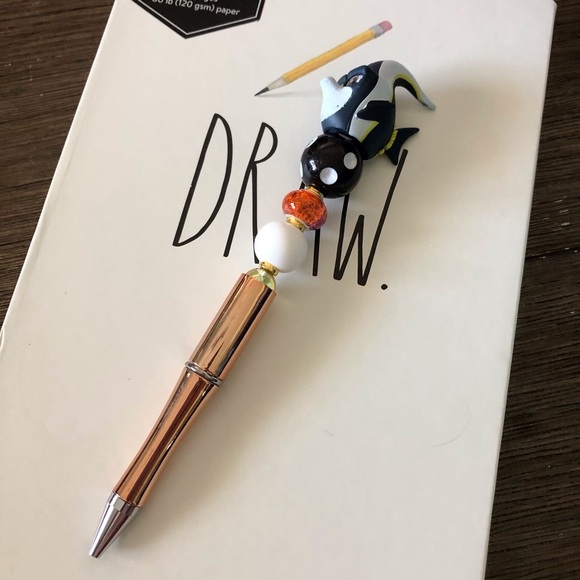 Disney Doorables: Finding Nemo: Gill handmade beaded pen - Picture 3 of 3